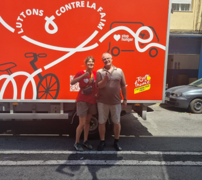 Representant de Sodexo entregant els aliments a un membre del patronat del Banc dels Aliments de Tarragona..