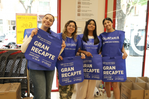 Grup de voluntàries en un punt de recollida d'aliments. Imatge: Francesc Pallarès