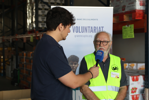 Josep Maria Solanes atenent als mitjans de comunicació durant la presentació del Gran Recapte 2025.