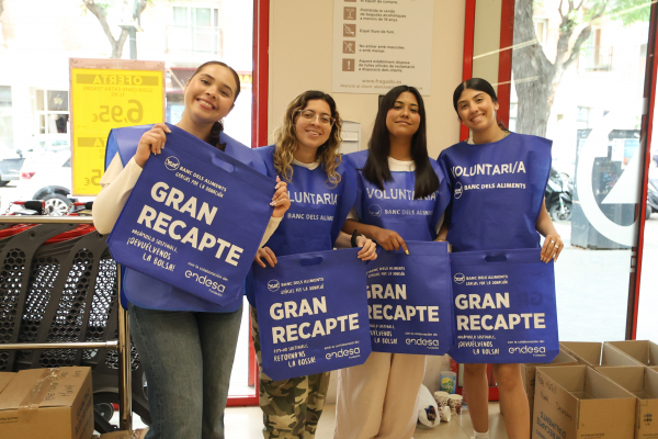 Grup de voluntàries en un punt de recollida d'aliments. Imatge: Francesc Pallarès