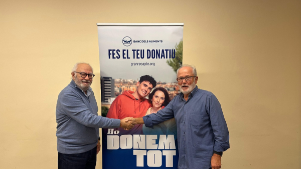 El president del Banc dels Aliments, Josep Maria Solanes (esquerra) i el president de la Penya Casal Barcelonista Francesc Serra, Salvador Solà (dreta)